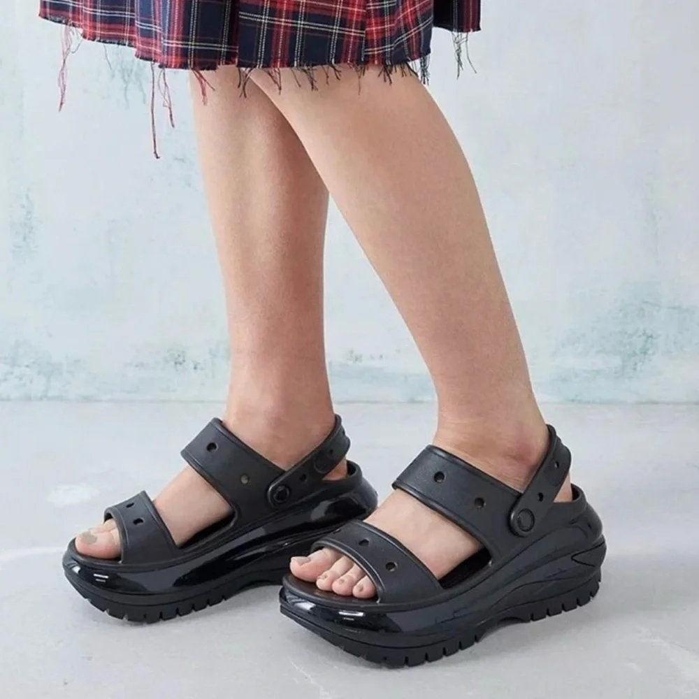 Crocs Classic Mega Crush Sandals.women’s